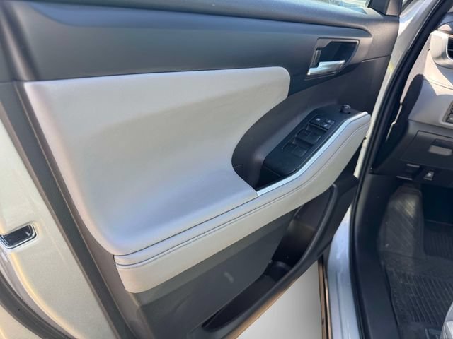 Used 2022 Toyota Highlander XLE AWD/4WD image 22
