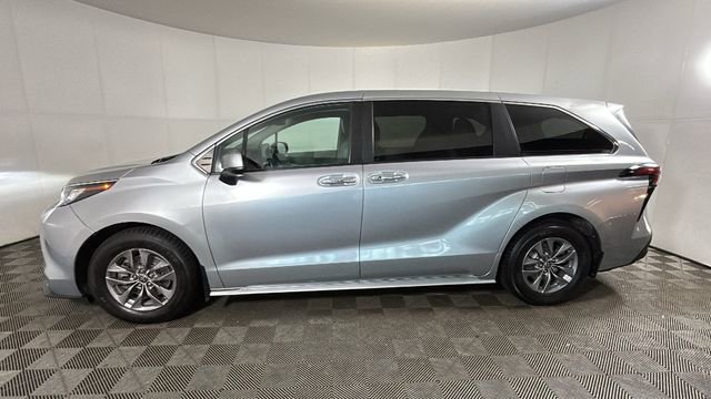 Used 2021 Toyota Sienna XLE FWD image 6