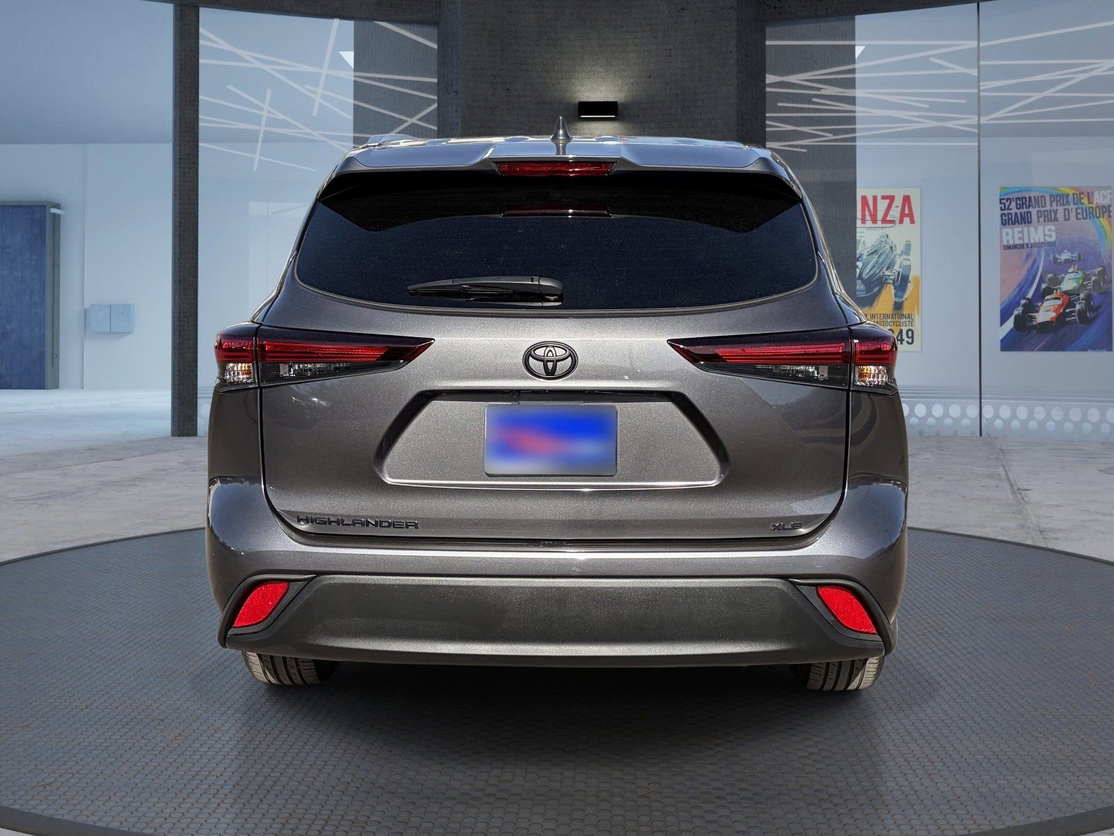 Used 2025 Toyota Highlander XLE FWD image 5