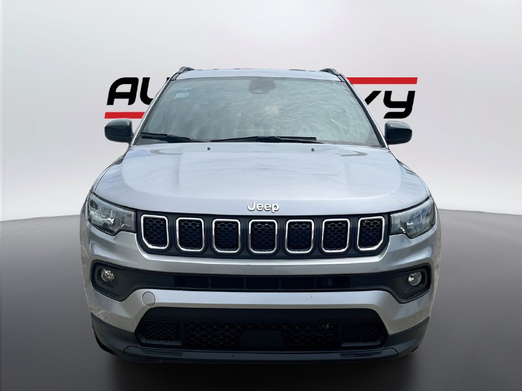 Used 2023 Jeep Compass Latitude w/ Convenience Group AWD/4WD image 2