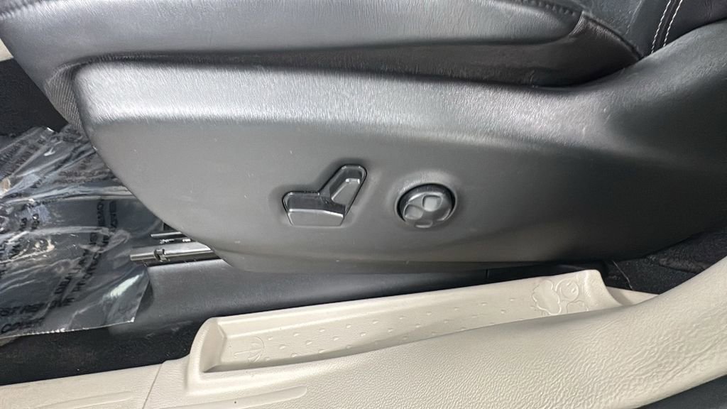 Used 2024 Chrysler Pacifica Touring-L FWD image 11