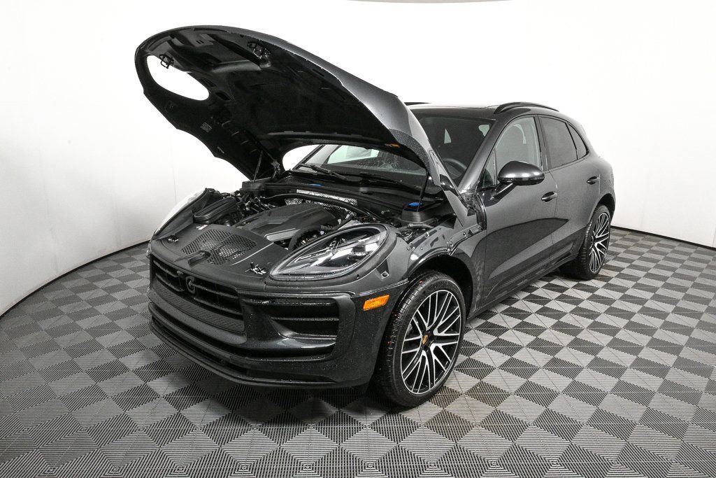 Certified 2026 Porsche Macan AWD/4WD image 34