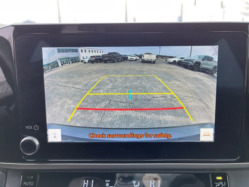 Used 2025 Toyota Camry SE image 9