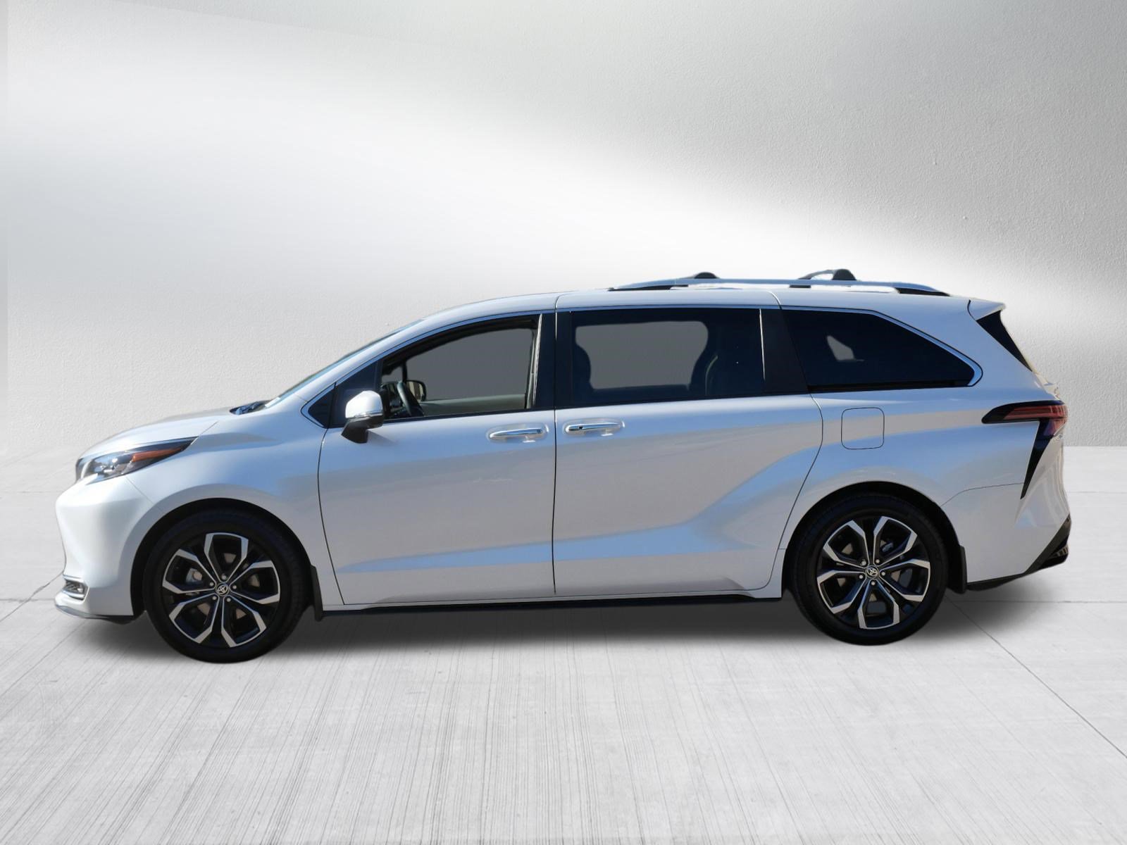 Certified 2025 Toyota Sienna Platinum FWD image 5