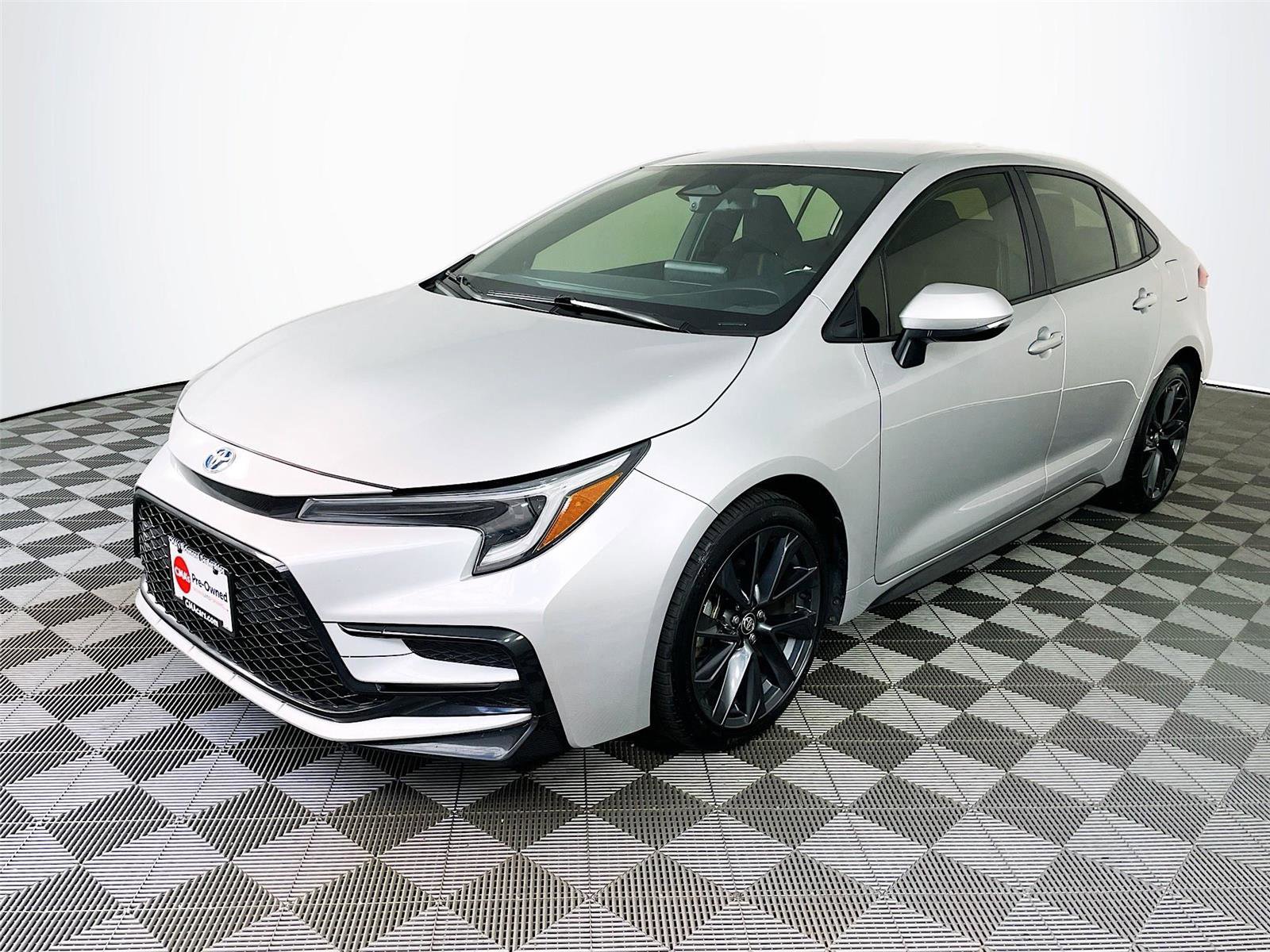 Used 2024 Toyota Corolla SE FWD image 3