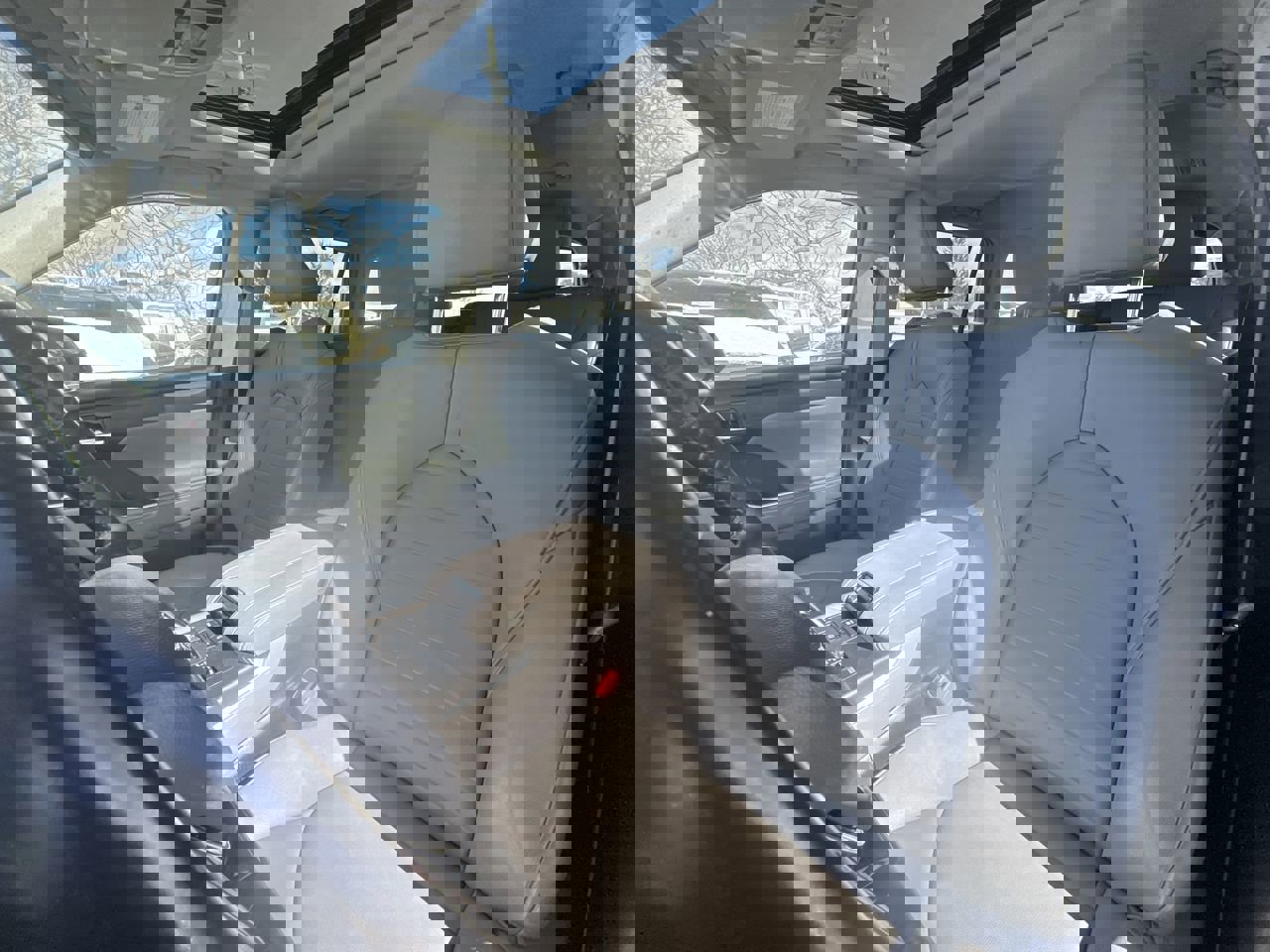 Used 2020 Toyota Highlander XLE image 2