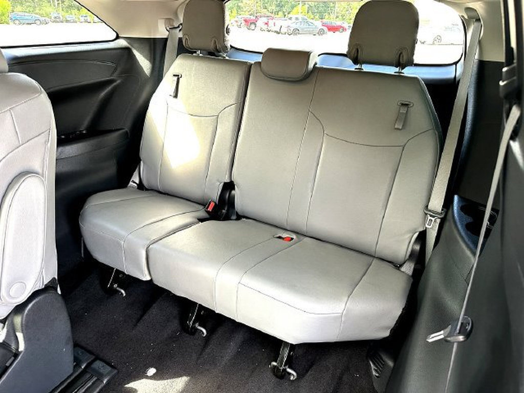 Certified 2025 Toyota Sienna XLE FWD image 19
