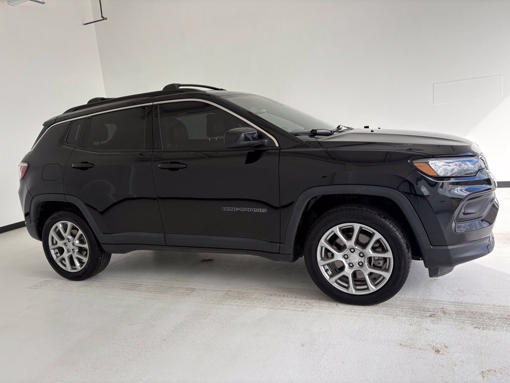 Used 2024 Jeep Compass Latitude AWD/4WD image 1