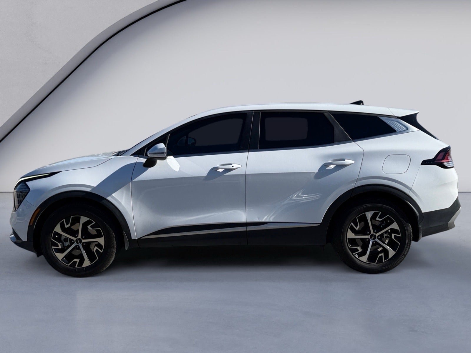 Used 2024 Kia Sportage EX FWD image 2