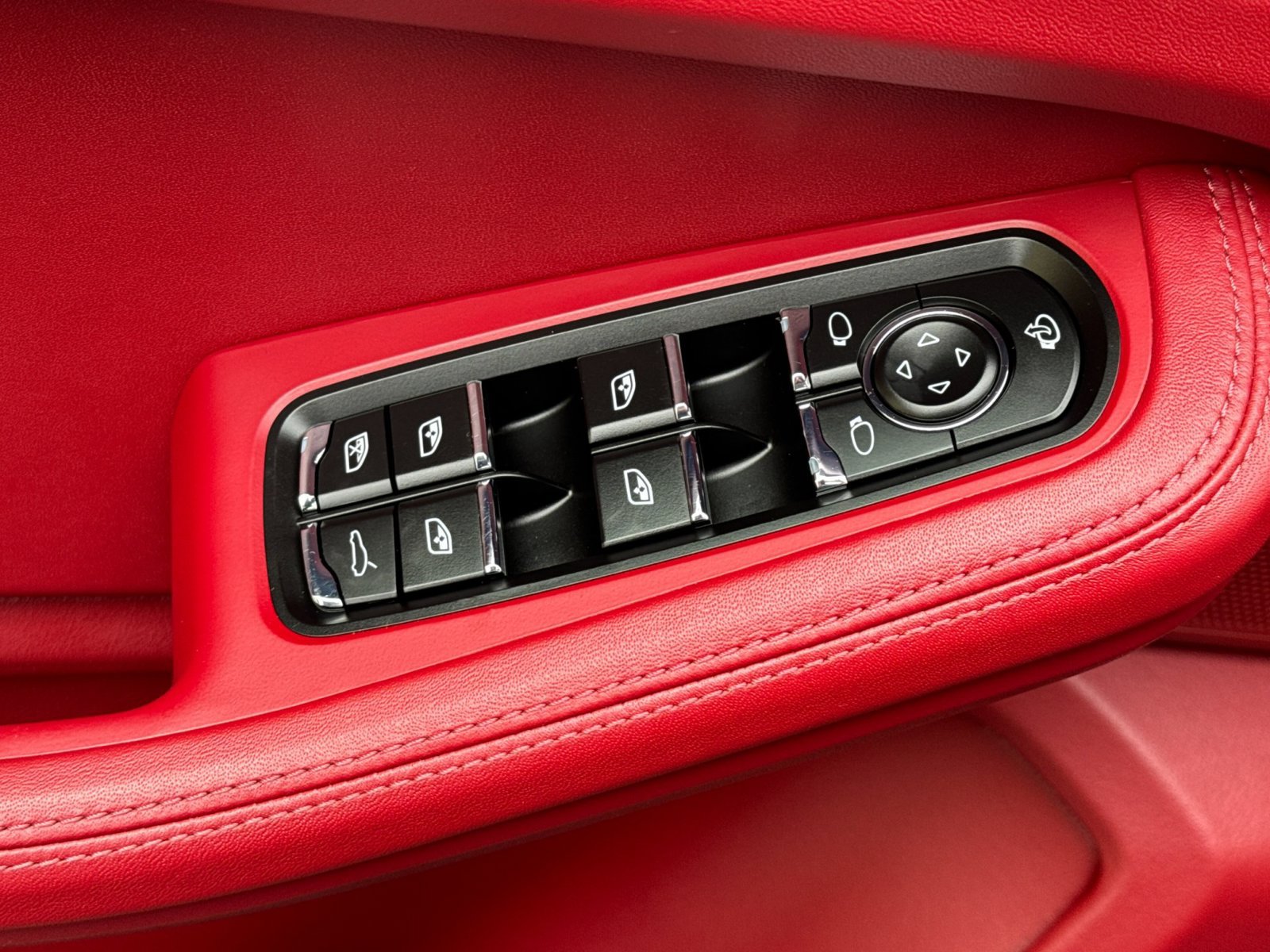 Certified 2025 Porsche Macan AWD/4WD image 13