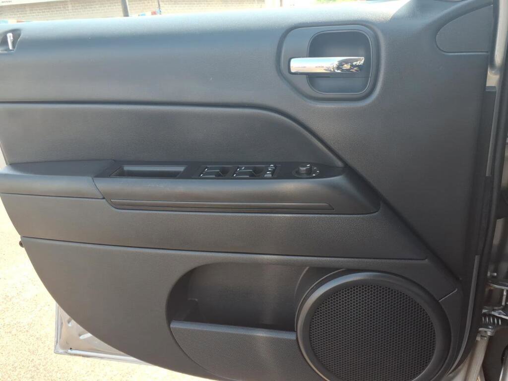 Used 2015 Jeep Patriot Latitude AWD/4WD image 11