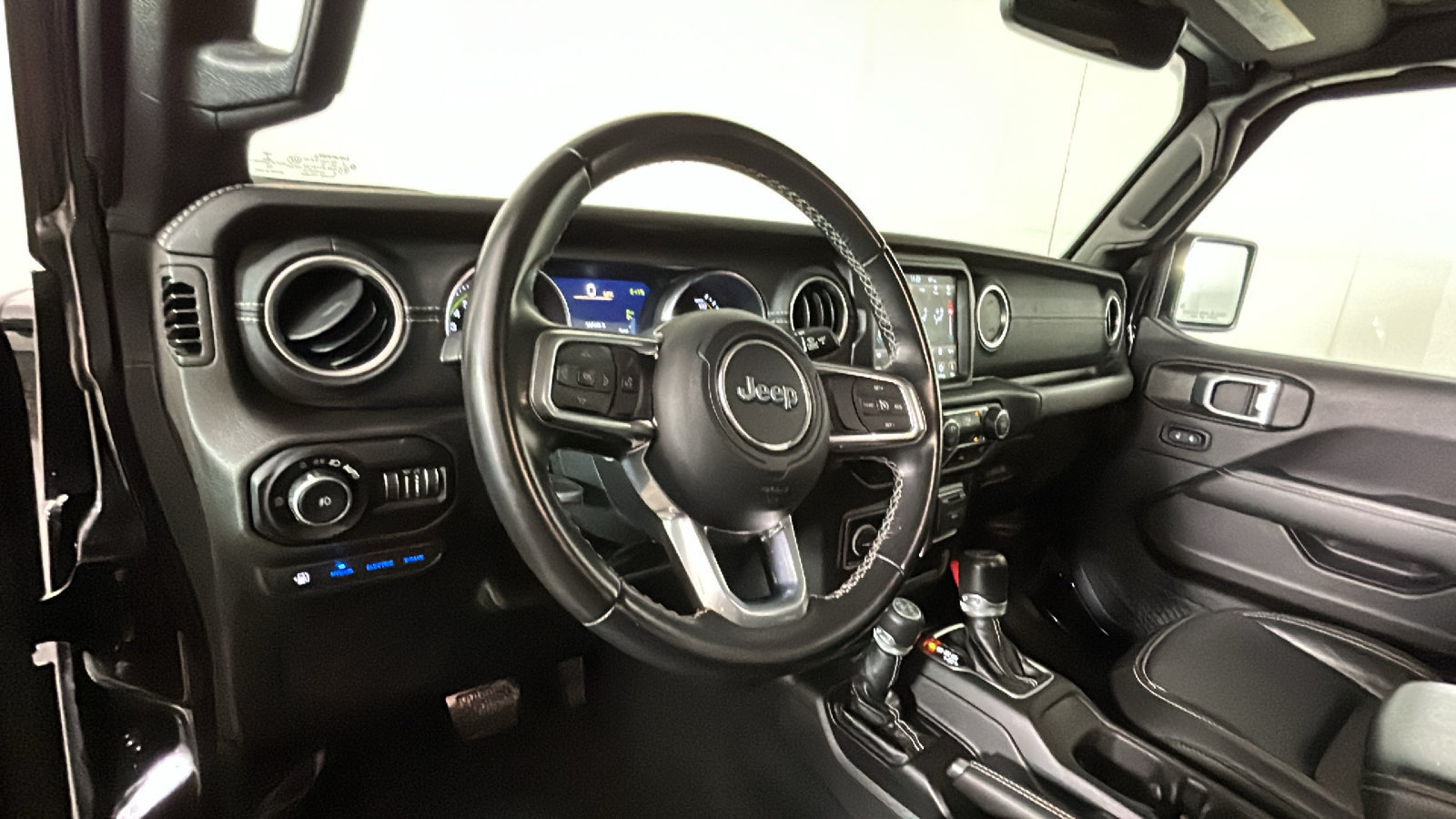 Used 2022 Jeep Wrangler Unlimited Sahara AWD/4WD image 16