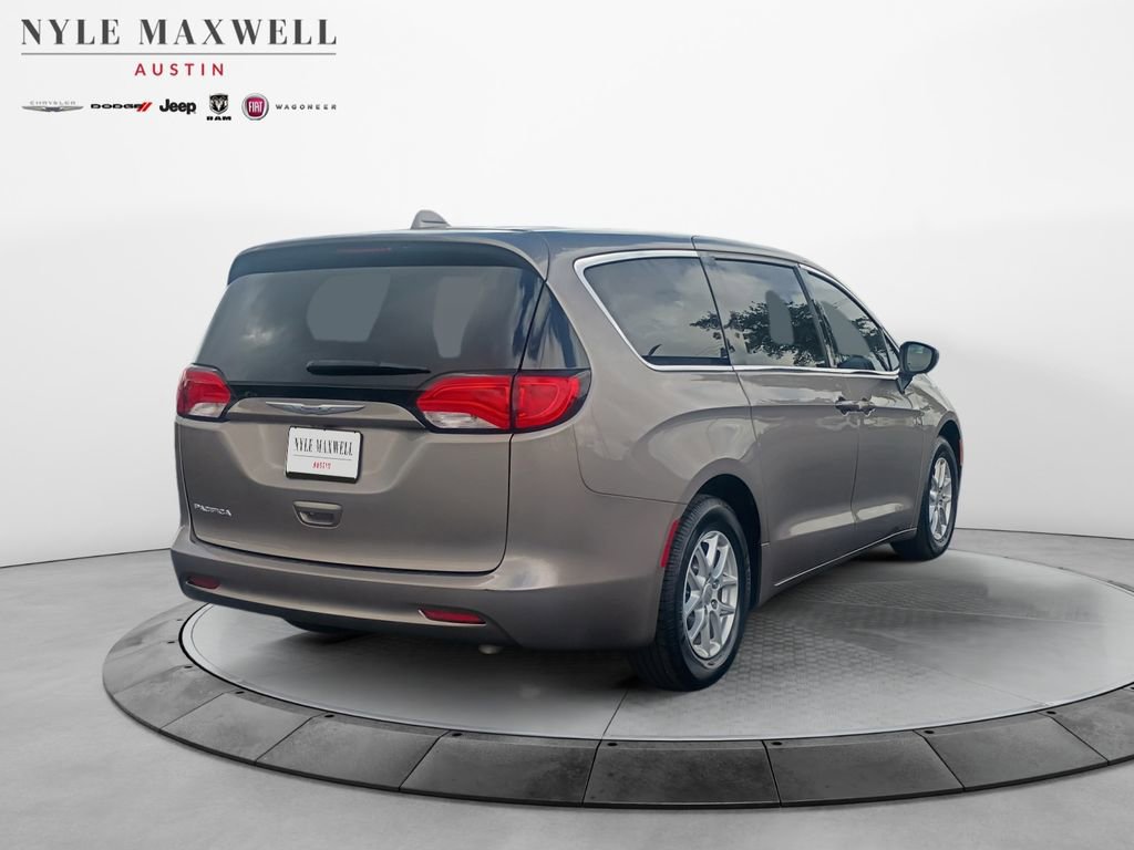 Used 2017 Chrysler Pacifica Touring image 16