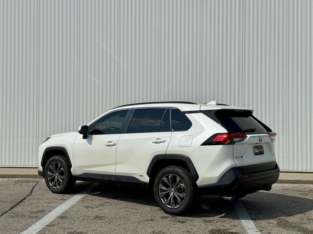 Used 2022 Toyota RAV4 XLE Premium image 3