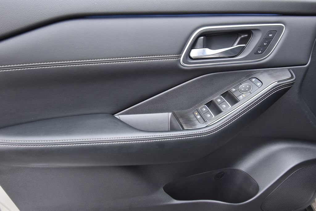 Used 2026 Nissan Rogue Platinum w/ Platinum Premium Package image 28