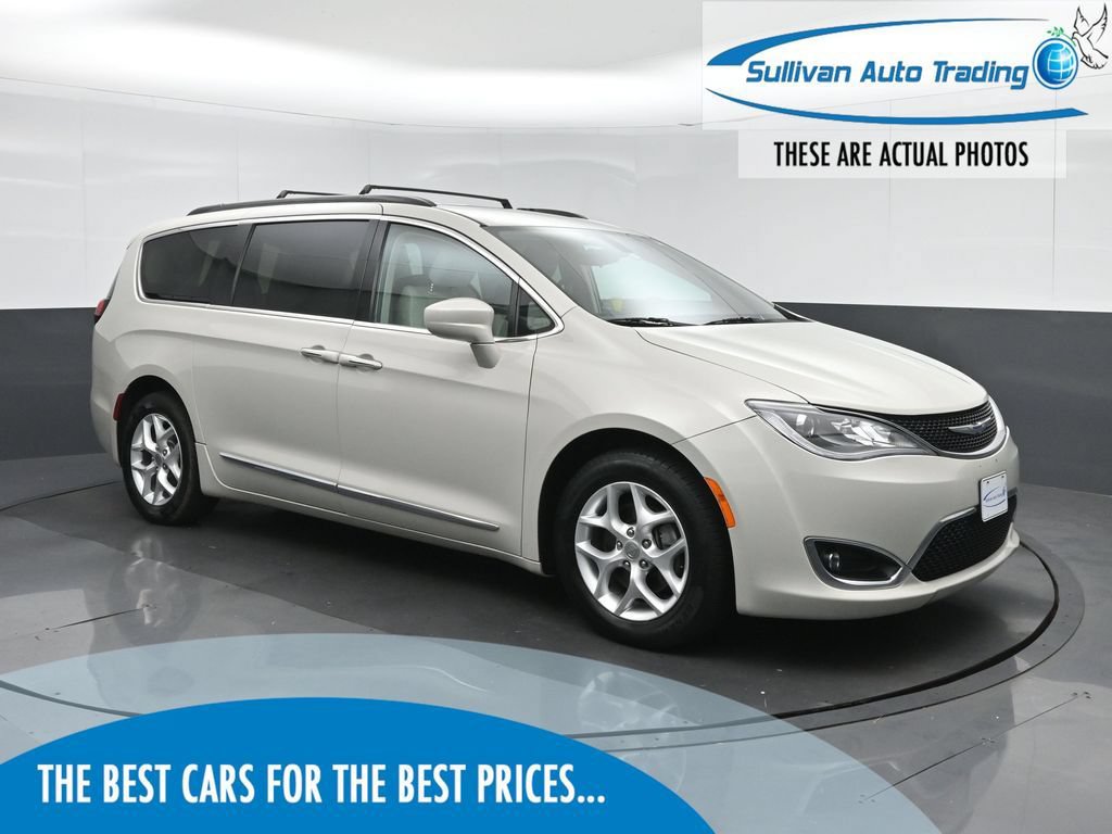 Used 2017 Chrysler Pacifica Touring-L w/ Tire & Wheel Group FWD image 1