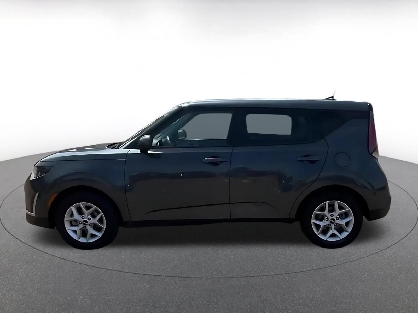 Used 2025 Kia Soul LX w/ LX Technology Package FWD image 9