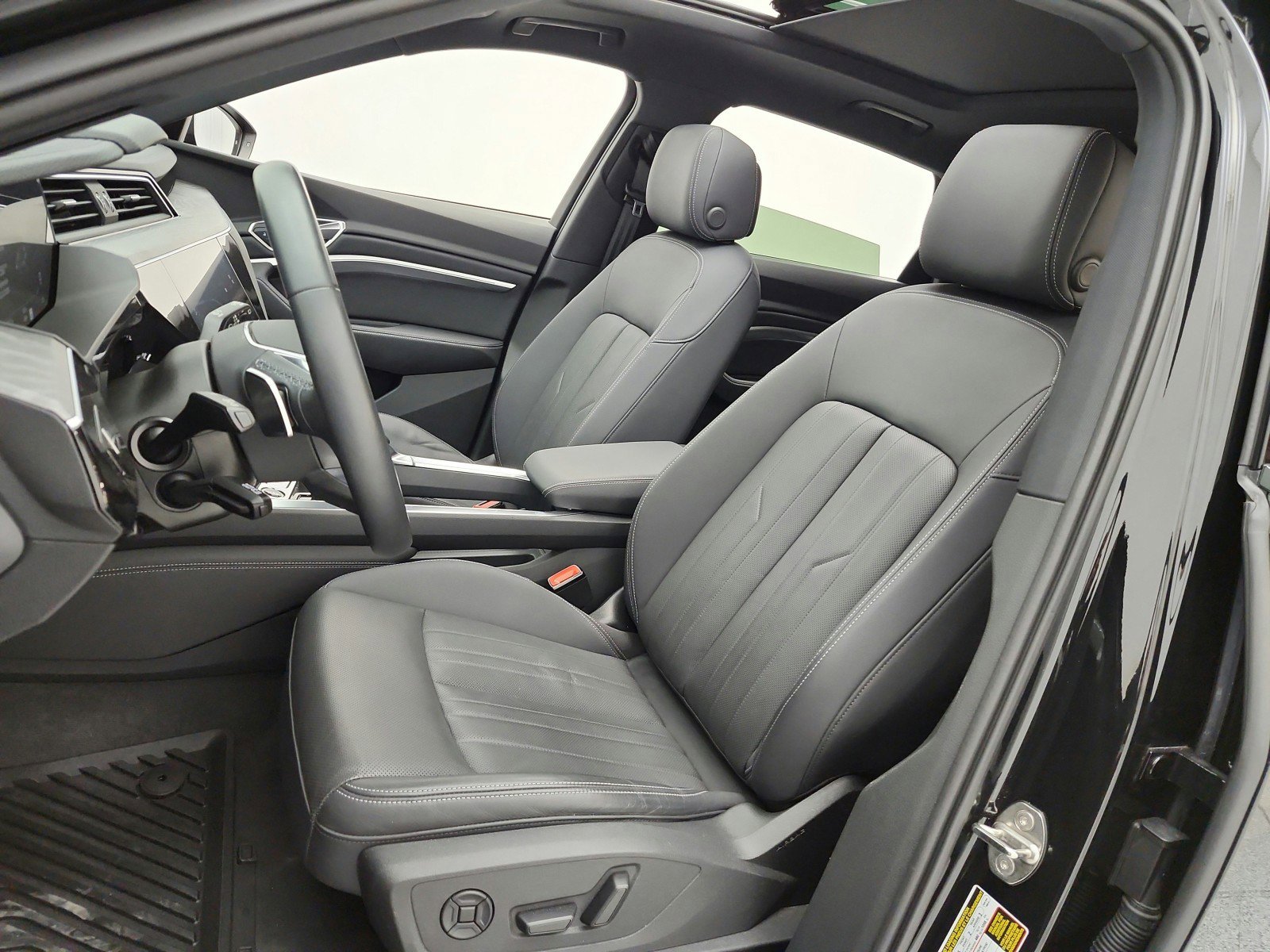 Used 2023 Audi e-tron Premium Plus w/ Premium Plus Package AWD/4WD image 10