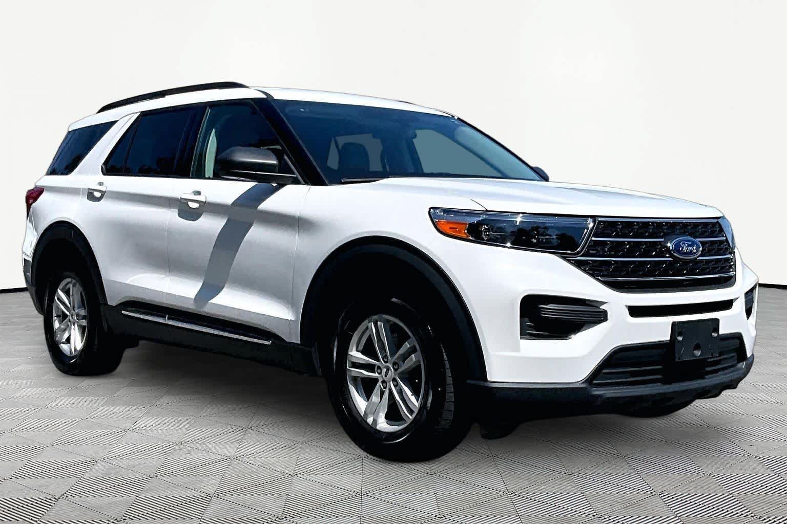 Used 2024 Ford Explorer XLT AWD/4WD image 3