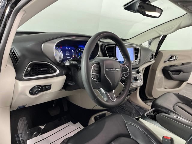 Used 2024 Chrysler Pacifica Touring-L FWD image 21