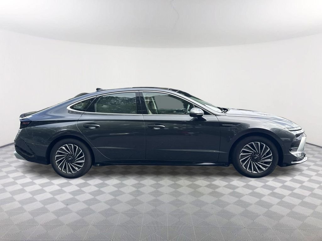 Used 2025 Hyundai Sonata Limited FWD image 3
