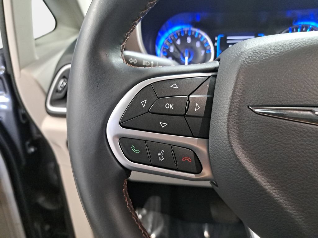 Used 2017 Chrysler Pacifica Touring-L FWD image 19
