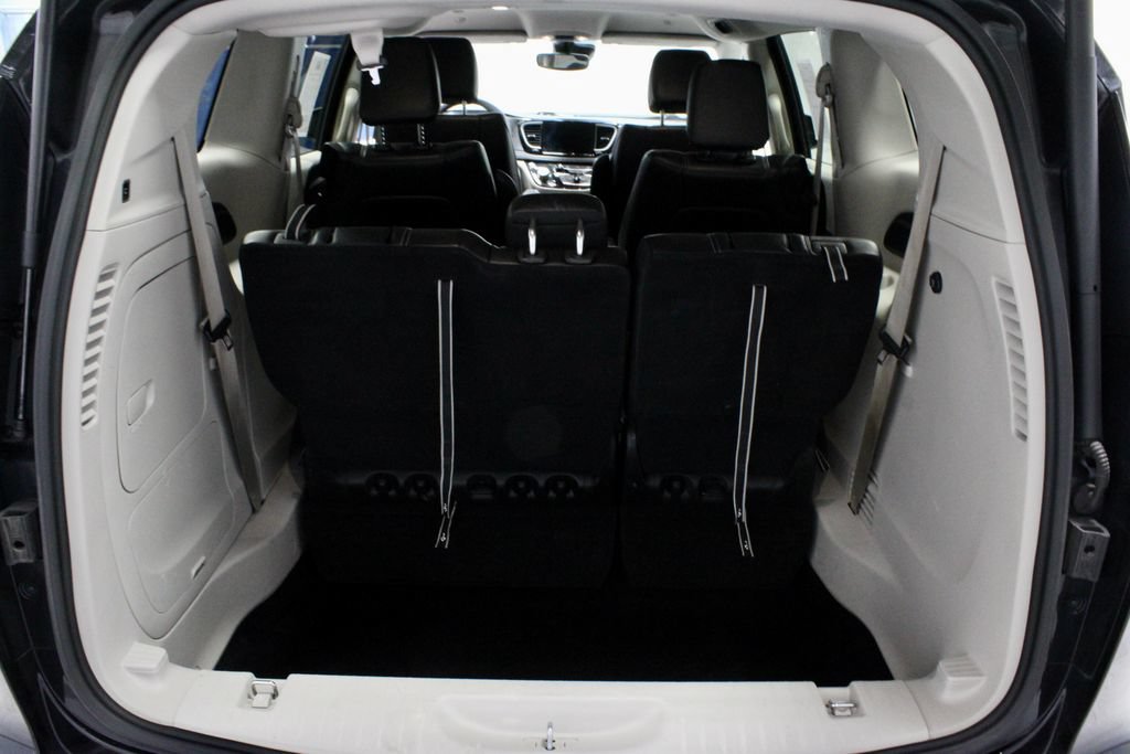 Used 2023 Chrysler Pacifica Touring-L FWD image 13