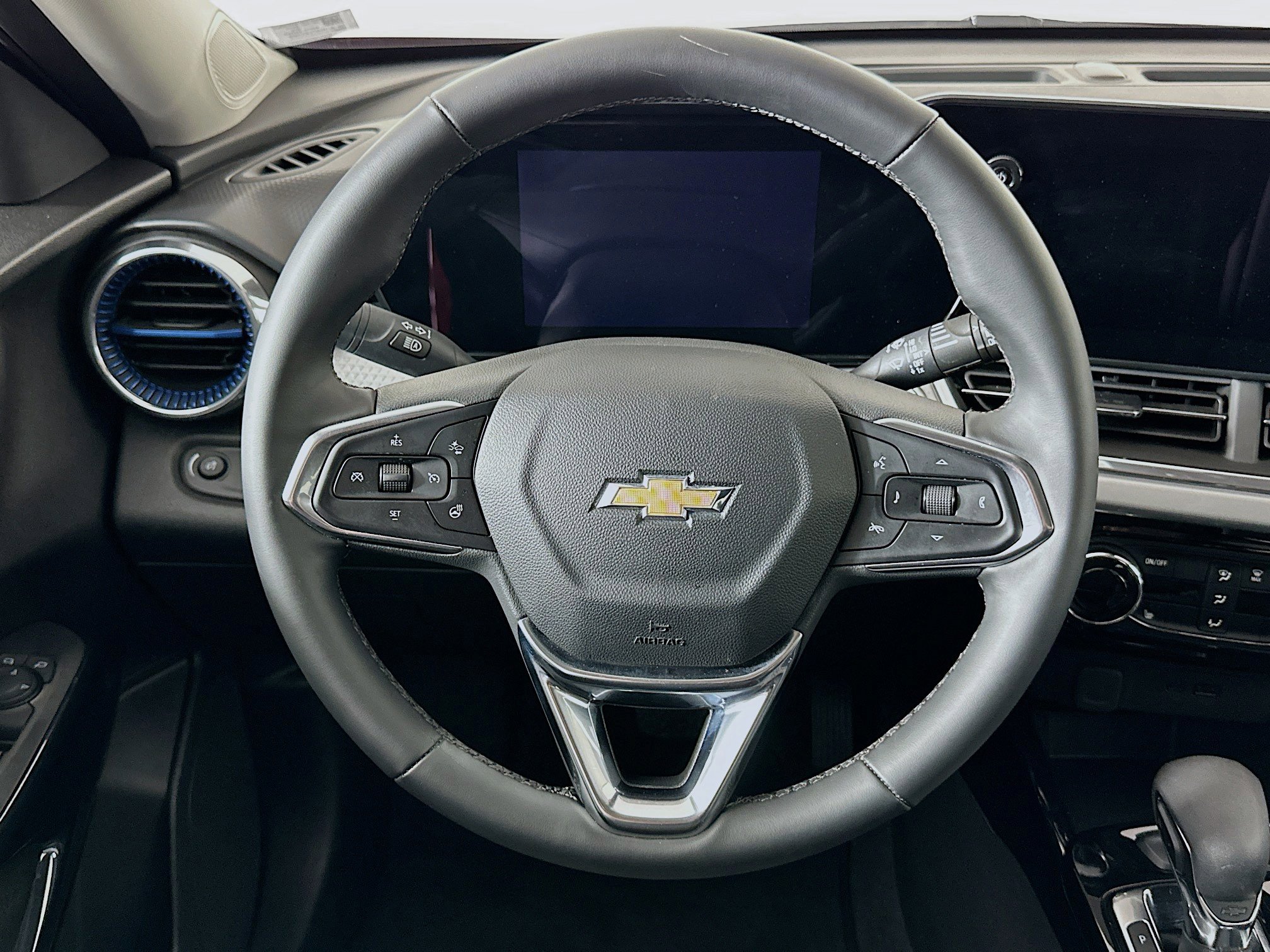 Used 2025 Chevrolet Trax LT w/ LT Convenience Package image 17