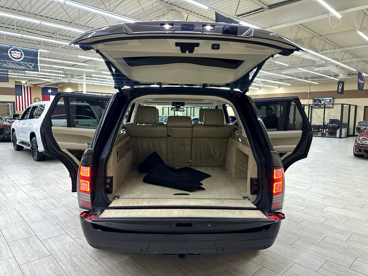 Used 2014 Land Rover Range Rover HSE image 12