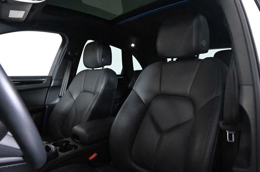Certified 2025 Porsche Macan image 5