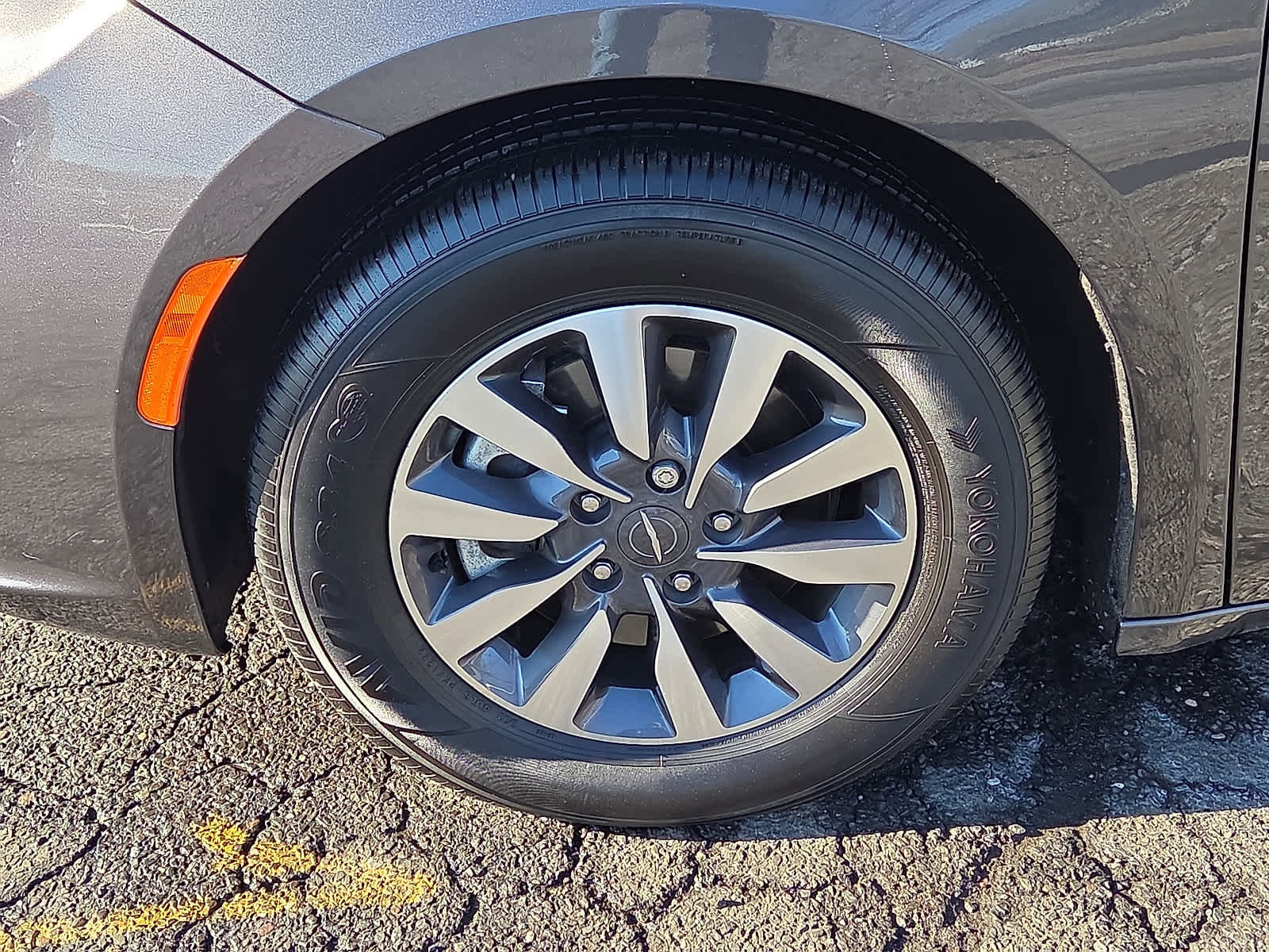 Used 2022 Chrysler Pacifica Touring-L image 9