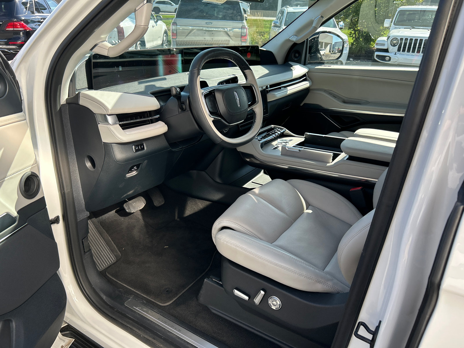 New 2026 Lincoln Navigator L Premier AWD/4WD image 27