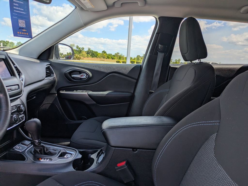 Used 2021 Jeep Cherokee Latitude w/ Mopar Interior Package image 22