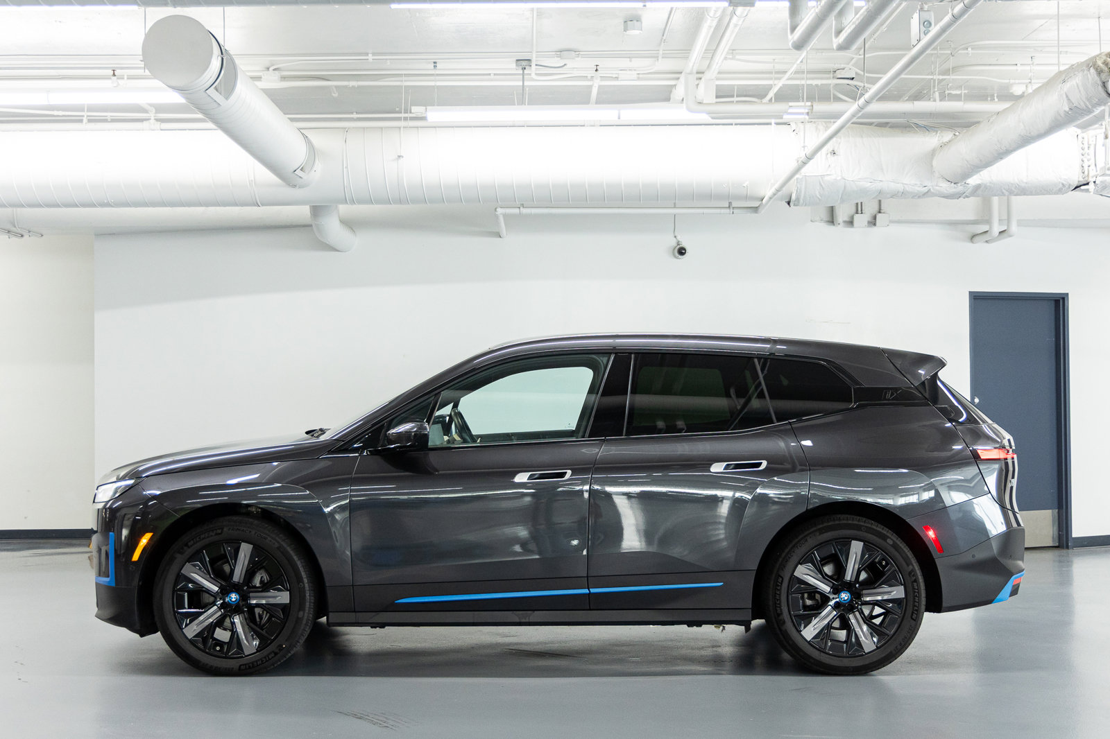 Used 2024 BMW iX xDrive50 w/ Convenience Package AWD/4WD image 2