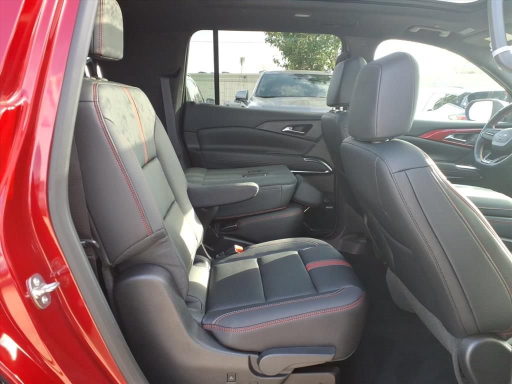 Used 2025 Chevrolet Traverse RS w/ LPO, Floor Liner Package FWD image 15
