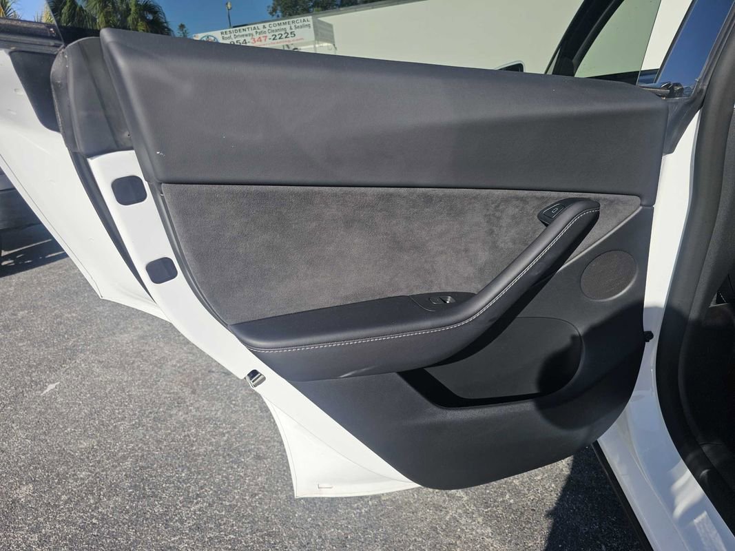 Used 2022 Tesla Model Y Long Range image 10