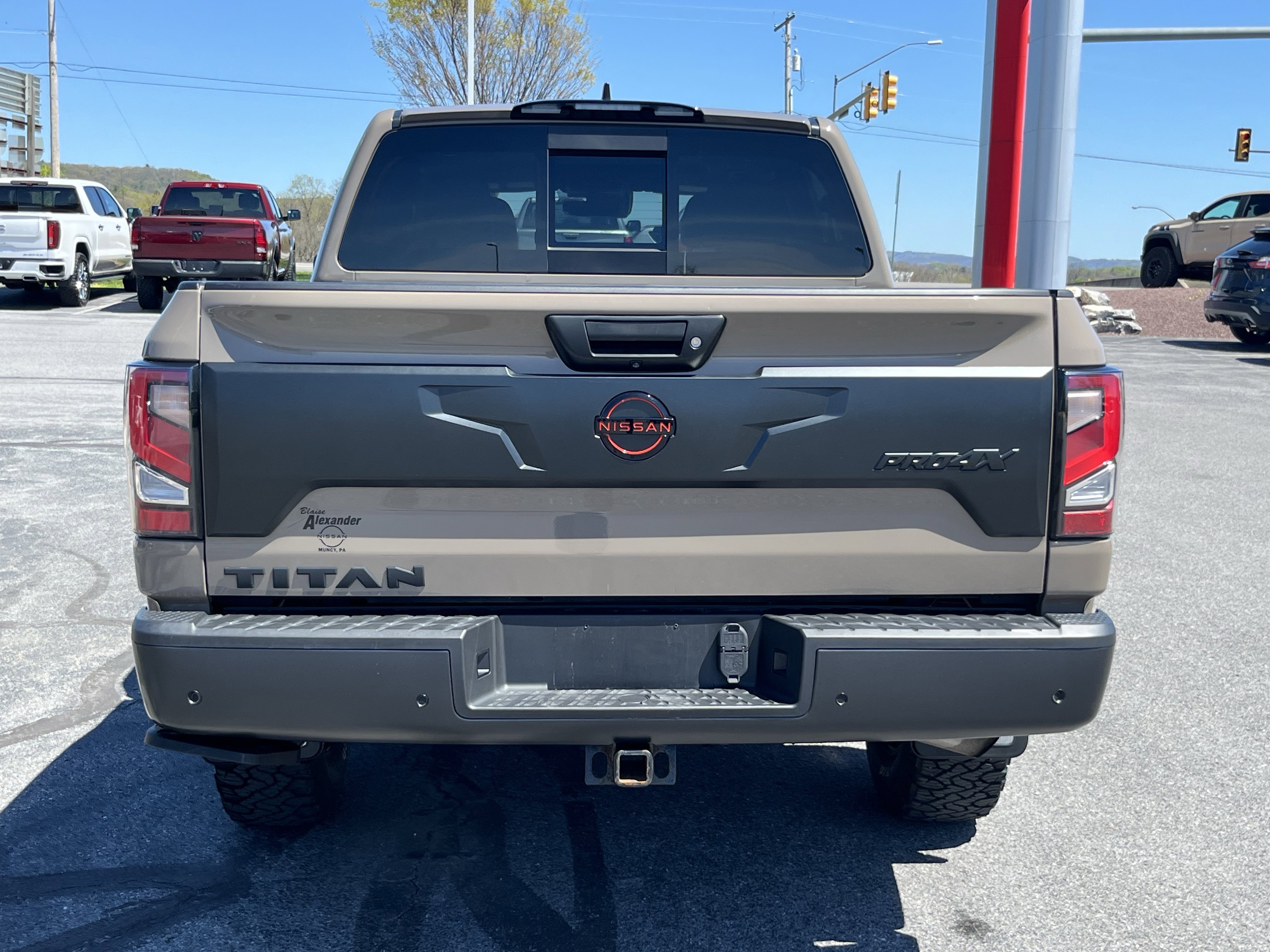 Used 2023 Nissan Titan PRO-4X w/ Pro-4x Convenience Package AWD/4WD image 4
