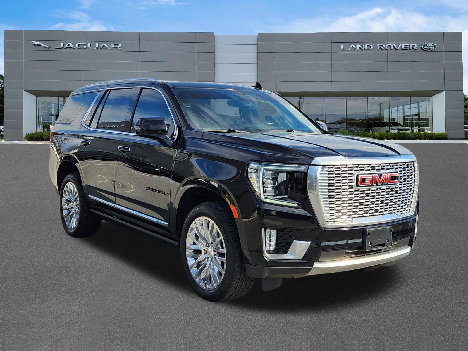Used 2023 GMC Yukon Denali AWD/4WD image 2