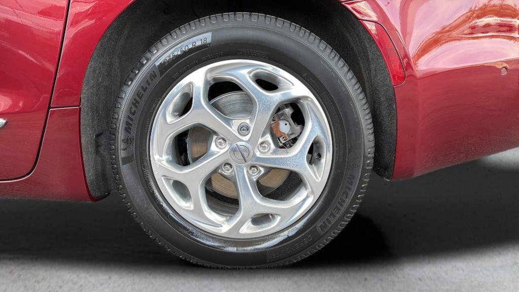 Used 2021 Chrysler Pacifica Limited w/ Uconnect Theater Family Group FWD image 15