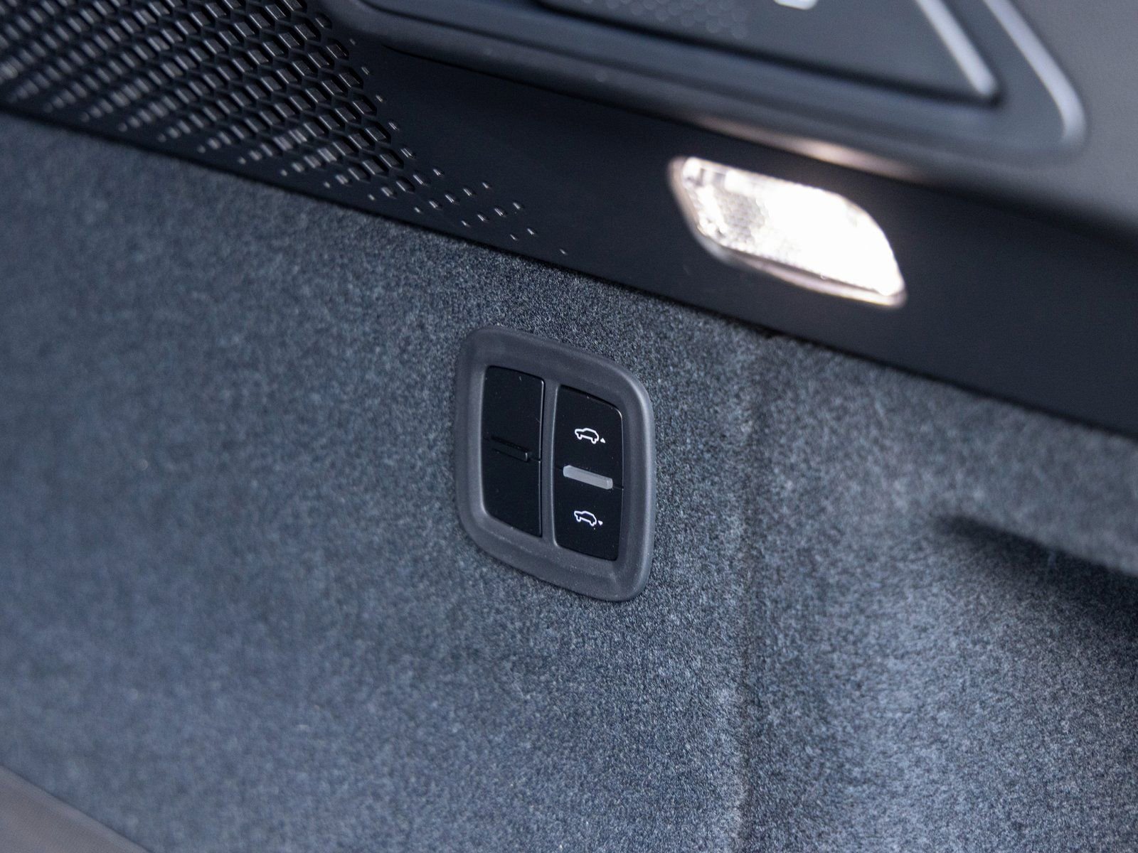 Certified 2025 Porsche Macan Electric image 44