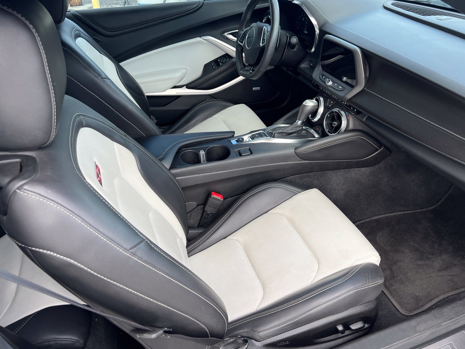 Used 2018 Chevrolet Camaro SS RWD image 9