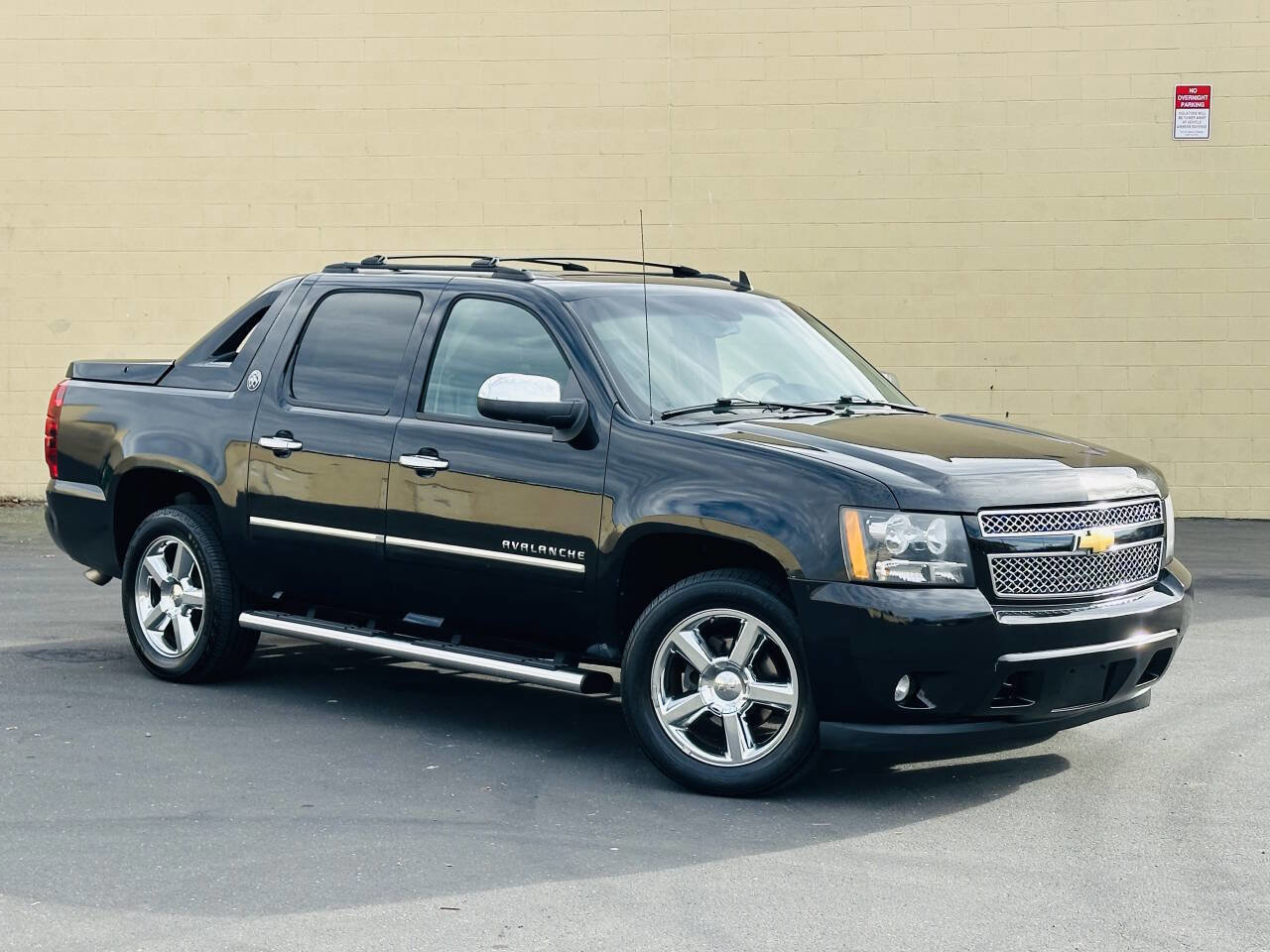 Used 2013 Chevrolet Avalanche LTZ image 2