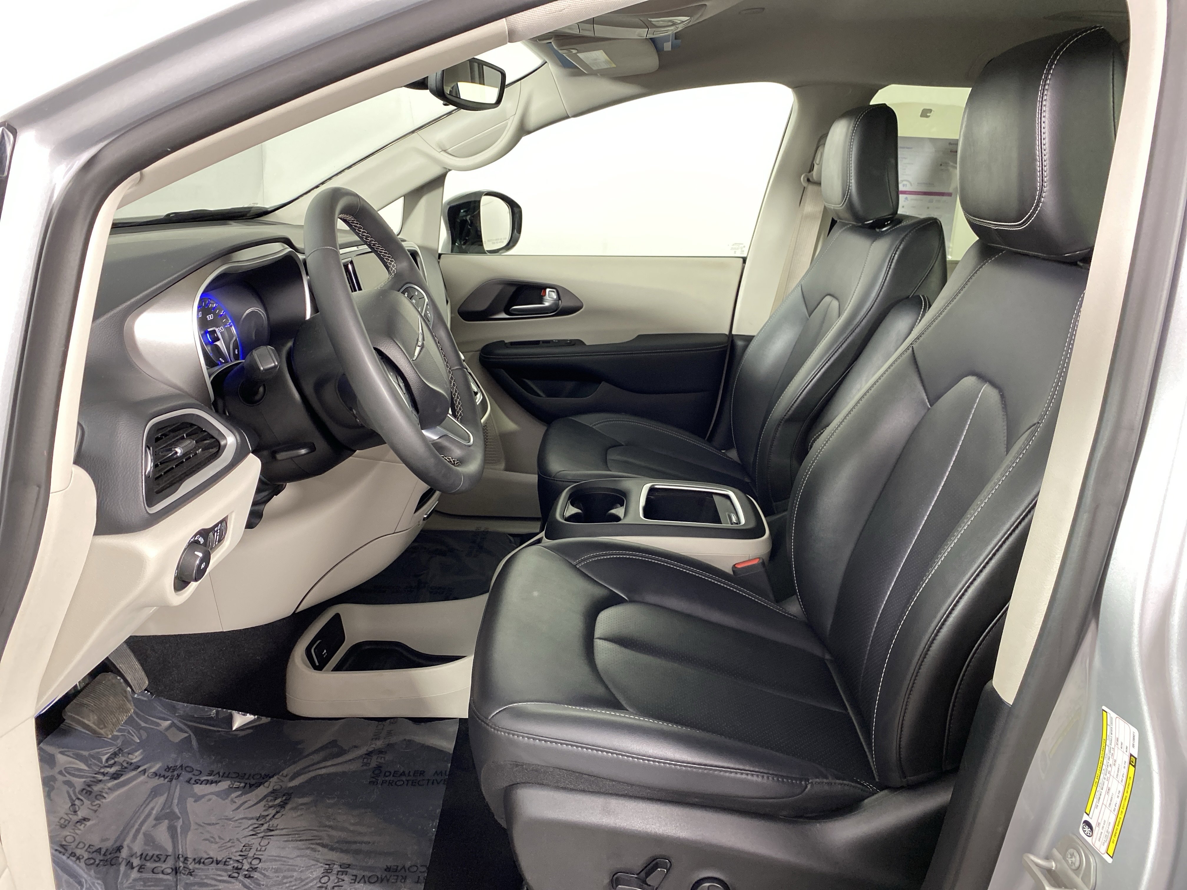 Used 2024 Chrysler Pacifica Touring-L image 15