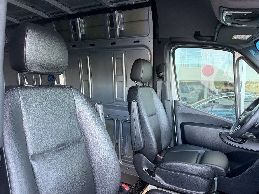 Used 2023 Mercedes-Benz Sprinter 3500 image 29
