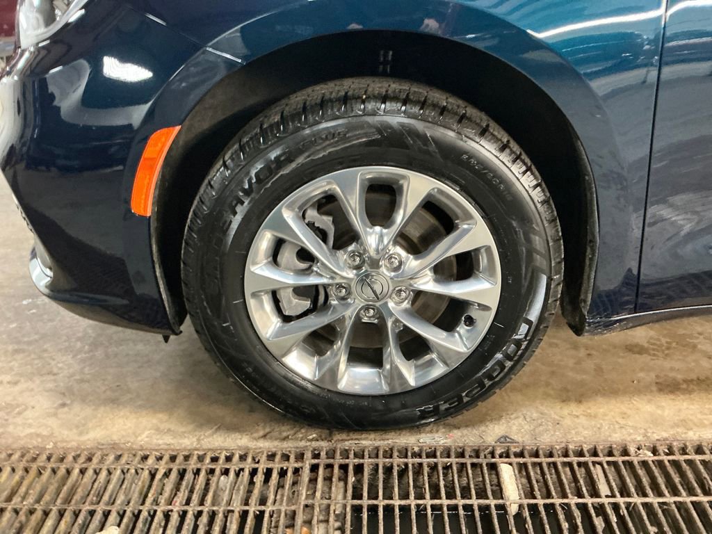 Used 2023 Chrysler Pacifica Touring-L AWD/4WD image 11
