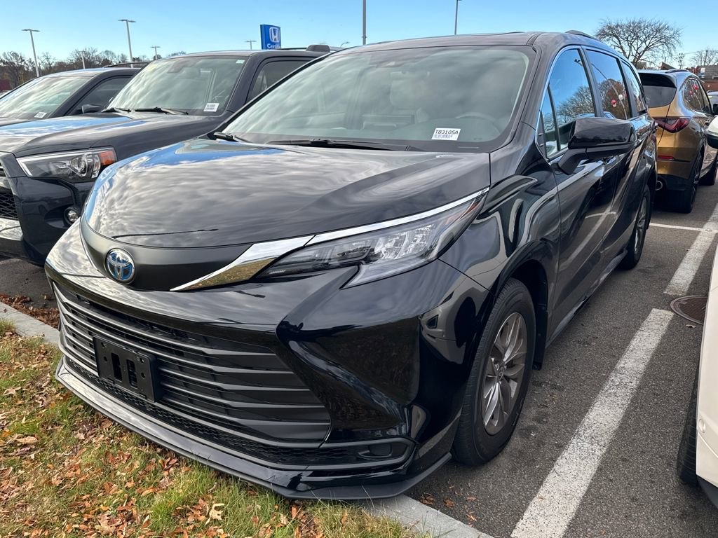 Used 2025 Toyota Sienna LE w/ LE Plus Package image 3
