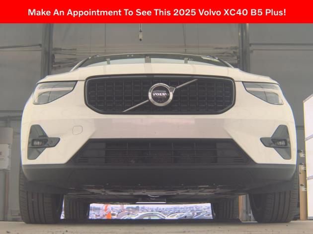 Used 2025 Volvo XC40 B5 Plus image 2