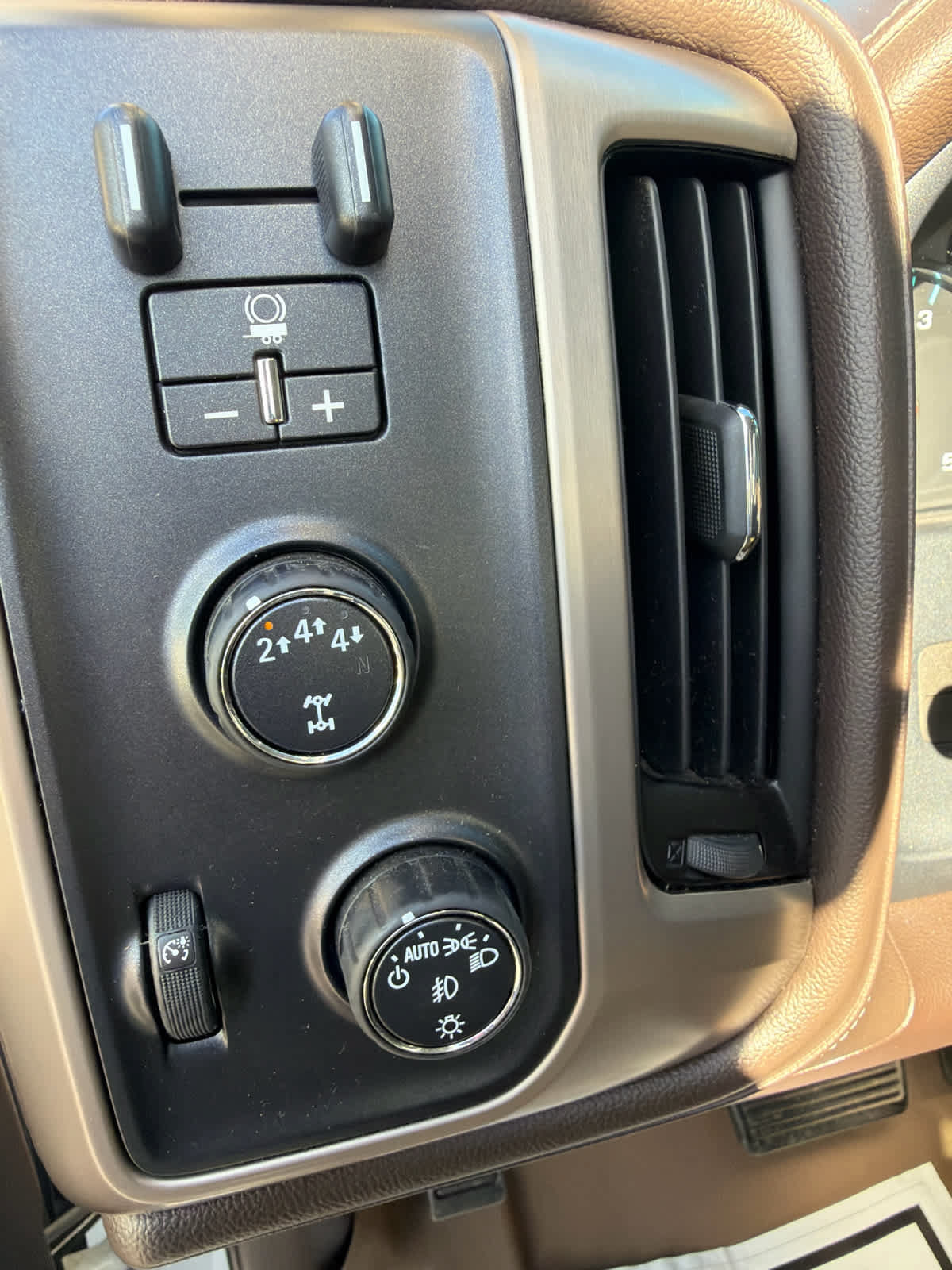 Used 2017 GMC Sierra 2500 Denali w/ Duramax Plus Package AWD/4WD image 12