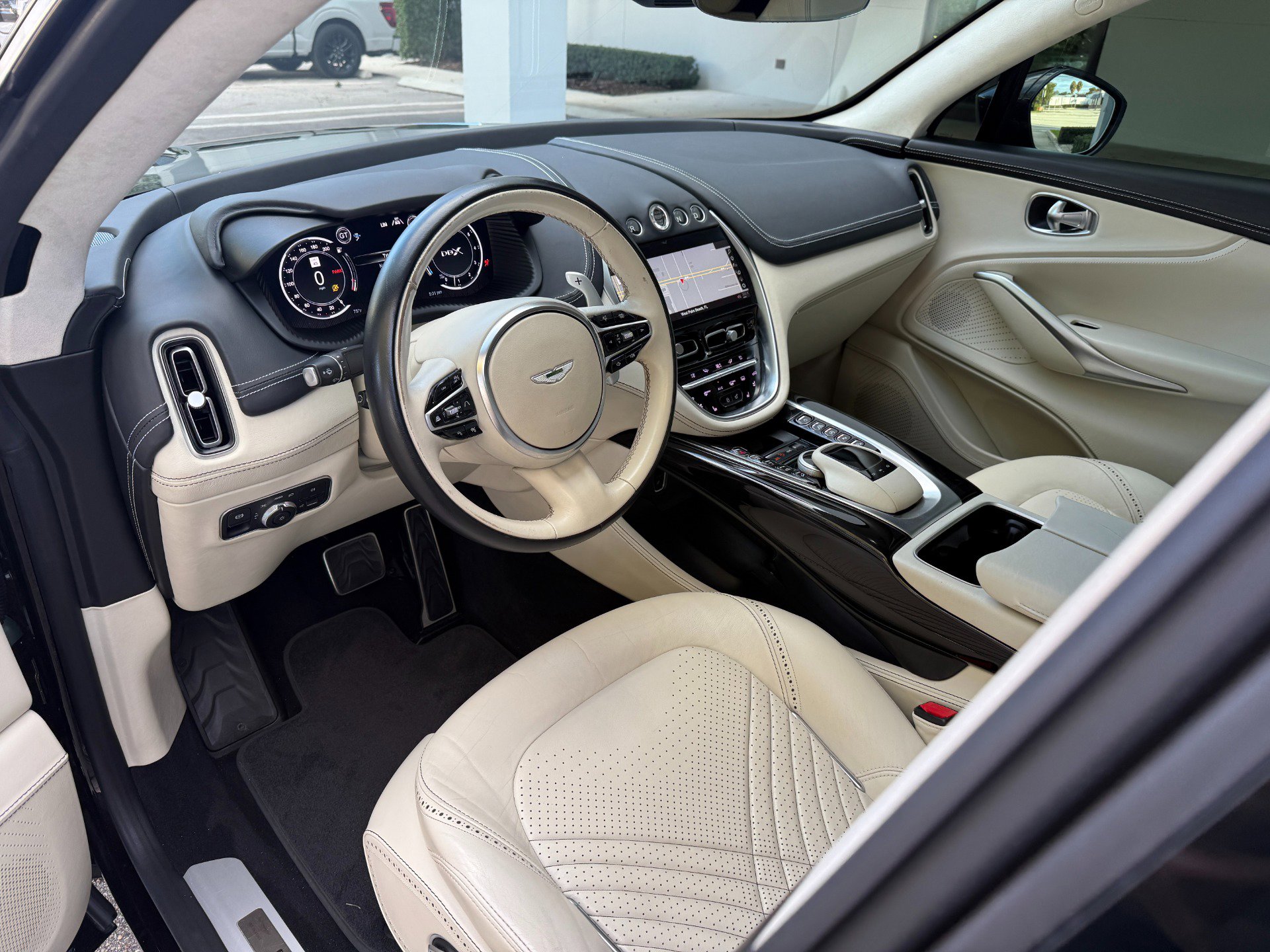 Used 2021 Aston Martin DBX image 24