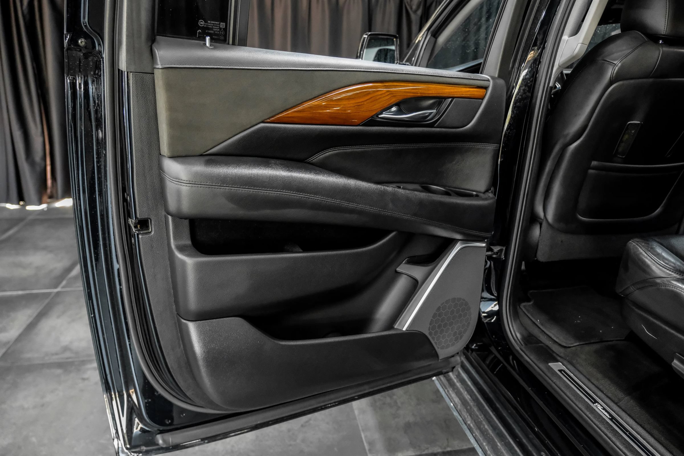 Used 2020 Cadillac Escalade ESV Luxury RWD image 56
